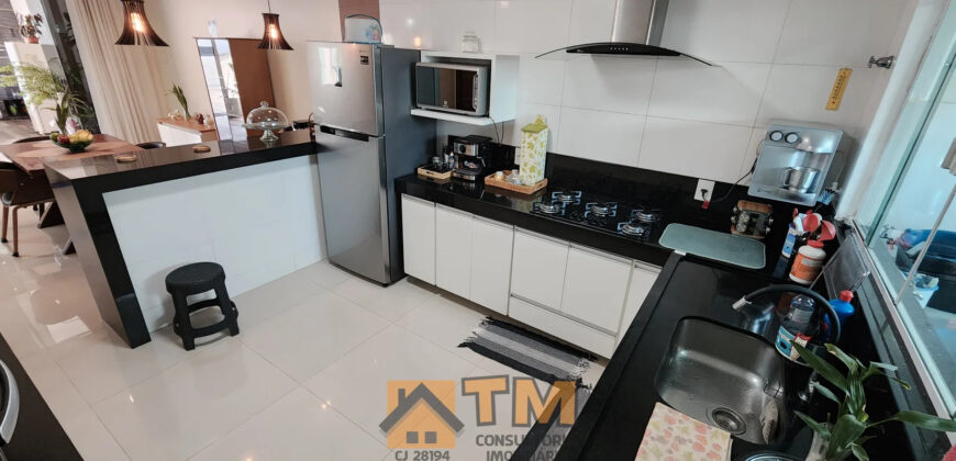 IMAGINE MORAR EM UMA CASA DE ALTO PADRÃO NO CONDOMÍNIO QUINTA DOS IPÊS, LOCALIZADO NO TRANQUILO BAIRRO JARDIM BOTÂNICO, EM BRASÍLIA. COM 3 DORMITÓRIOS, SENDO 2 SUÍTES, ESTE IMÓVEL COMBINA CONFORTO, PRATICIDADE E UM ESTILO DE VIDA SOFISTICADO, PERFEITO PARA QUEM BUSCA ESPAÇO E QUALIDADE DE VIDA PERTO DO OURO VERMELHO II.