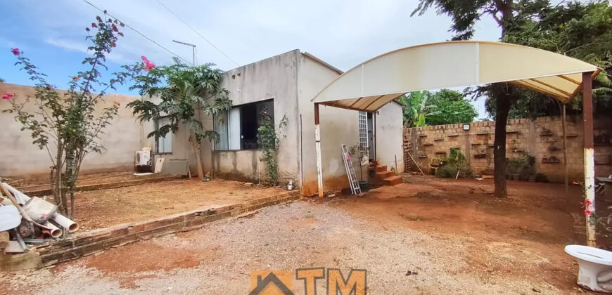 LOJA E CASA EM PONTO COMERCIAL, LOTE DE 430 M2. LOJA TODA NA LAJE E COM 2 BANHEIROS. PARTE SUPERIOR DA LOJA TEM UMA KITNET COM UM QUARTO, BANHEIRO, COZINHA E SALA INTEGRADA FALTANDO ACABAMENTO.