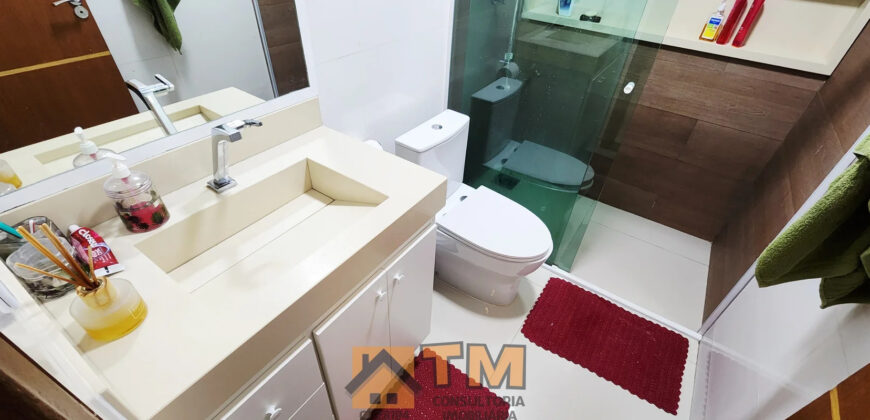 IMAGINE MORAR EM UMA CASA DE ALTO PADRÃO NO CONDOMÍNIO QUINTA DOS IPÊS, LOCALIZADO NO TRANQUILO BAIRRO JARDIM BOTÂNICO, EM BRASÍLIA. COM 3 DORMITÓRIOS, SENDO 2 SUÍTES, ESTE IMÓVEL COMBINA CONFORTO, PRATICIDADE E UM ESTILO DE VIDA SOFISTICADO, PERFEITO PARA QUEM BUSCA ESPAÇO E QUALIDADE DE VIDA PERTO DO OURO VERMELHO II.