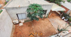 LOJA E CASA EM PONTO COMERCIAL, LOTE DE 430 M2. LOJA TODA NA LAJE E COM 2 BANHEIROS. PARTE SUPERIOR DA LOJA TEM UMA KITNET COM UM QUARTO, BANHEIRO, COZINHA E SALA INTEGRADA FALTANDO ACABAMENTO.