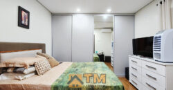 IMAGINE MORAR EM UMA CASA DE ALTO PADRÃO NO CONDOMÍNIO QUINTA DOS IPÊS, LOCALIZADO NO TRANQUILO BAIRRO JARDIM BOTÂNICO, EM BRASÍLIA. COM 3 DORMITÓRIOS, SENDO 2 SUÍTES, ESTE IMÓVEL COMBINA CONFORTO, PRATICIDADE E UM ESTILO DE VIDA SOFISTICADO, PERFEITO PARA QUEM BUSCA ESPAÇO E QUALIDADE DE VIDA PERTO DO OURO VERMELHO II.