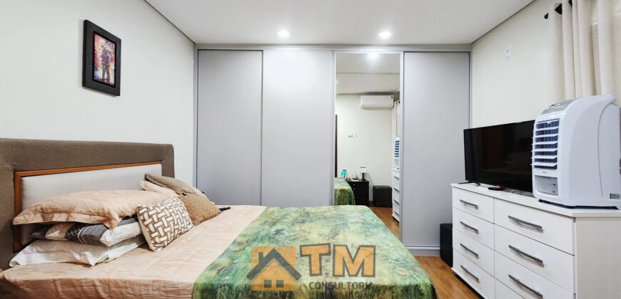 IMAGINE MORAR EM UMA CASA DE ALTO PADRÃO NO CONDOMÍNIO QUINTA DOS IPÊS, LOCALIZADO NO TRANQUILO BAIRRO JARDIM BOTÂNICO, EM BRASÍLIA. COM 3 DORMITÓRIOS, SENDO 2 SUÍTES, ESTE IMÓVEL COMBINA CONFORTO, PRATICIDADE E UM ESTILO DE VIDA SOFISTICADO, PERFEITO PARA QUEM BUSCA ESPAÇO E QUALIDADE DE VIDA PERTO DO OURO VERMELHO II.