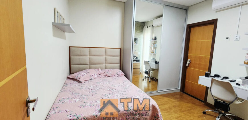 IMAGINE MORAR EM UMA CASA DE ALTO PADRÃO NO CONDOMÍNIO QUINTA DOS IPÊS, LOCALIZADO NO TRANQUILO BAIRRO JARDIM BOTÂNICO, EM BRASÍLIA. COM 3 DORMITÓRIOS, SENDO 2 SUÍTES, ESTE IMÓVEL COMBINA CONFORTO, PRATICIDADE E UM ESTILO DE VIDA SOFISTICADO, PERFEITO PARA QUEM BUSCA ESPAÇO E QUALIDADE DE VIDA PERTO DO OURO VERMELHO II.