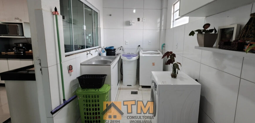 IMAGINE MORAR EM UMA CASA DE ALTO PADRÃO NO CONDOMÍNIO QUINTA DOS IPÊS, LOCALIZADO NO TRANQUILO BAIRRO JARDIM BOTÂNICO, EM BRASÍLIA. COM 3 DORMITÓRIOS, SENDO 2 SUÍTES, ESTE IMÓVEL COMBINA CONFORTO, PRATICIDADE E UM ESTILO DE VIDA SOFISTICADO, PERFEITO PARA QUEM BUSCA ESPAÇO E QUALIDADE DE VIDA PERTO DO OURO VERMELHO II.