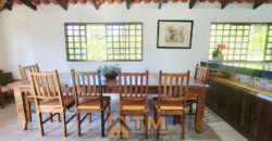 EXCELENTE CHACARA, COM LINDOS JARDINS, PARA QUEM BUSCA PAZ, TRANQUILADADE, LOCAL DE DESCANÇO, E CONTATO COM A NATUREZA, ALÉM DE UMA LINDA CASA PARA O CONFORTO DA FAMÍLIA.