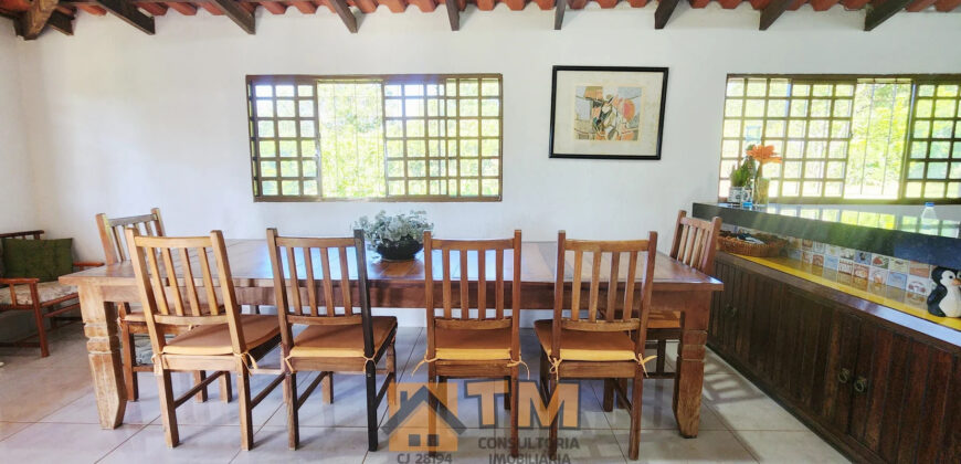 EXCELENTE CHACARA, COM LINDOS JARDINS, PARA QUEM BUSCA PAZ, TRANQUILADADE, LOCAL DE DESCANÇO, E CONTATO COM A NATUREZA, ALÉM DE UMA LINDA CASA PARA O CONFORTO DA FAMÍLIA.