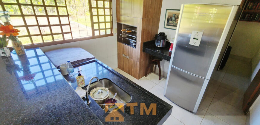 EXCELENTE CHACARA, COM LINDOS JARDINS, PARA QUEM BUSCA PAZ, TRANQUILADADE, LOCAL DE DESCANÇO, E CONTATO COM A NATUREZA, ALÉM DE UMA LINDA CASA PARA O CONFORTO DA FAMÍLIA.