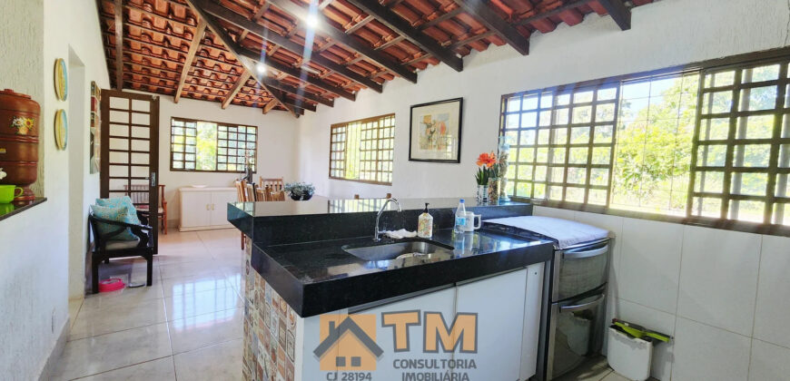 EXCELENTE CHACARA, COM LINDOS JARDINS, PARA QUEM BUSCA PAZ, TRANQUILADADE, LOCAL DE DESCANÇO, E CONTATO COM A NATUREZA, ALÉM DE UMA LINDA CASA PARA O CONFORTO DA FAMÍLIA.