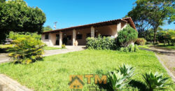 EXCELENTE CHACARA, COM LINDOS JARDINS, PARA QUEM BUSCA PAZ, TRANQUILADADE, LOCAL DE DESCANÇO, E CONTATO COM A NATUREZA, ALÉM DE UMA LINDA CASA PARA O CONFORTO DA FAMÍLIA.