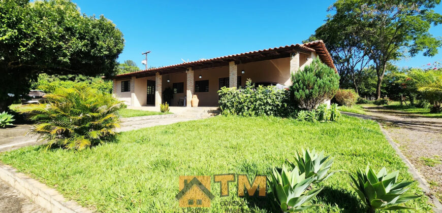 EXCELENTE CHACARA, COM LINDOS JARDINS, PARA QUEM BUSCA PAZ, TRANQUILADADE, LOCAL DE DESCANÇO, E CONTATO COM A NATUREZA, ALÉM DE UMA LINDA CASA PARA O CONFORTO DA FAMÍLIA.