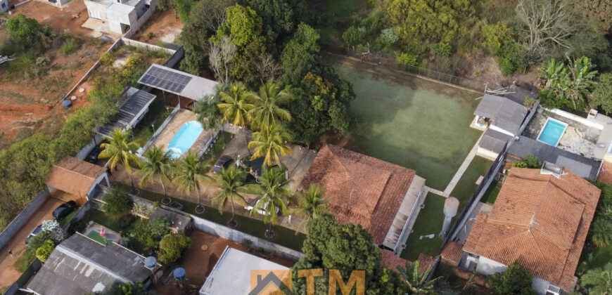 EXCELENTE CHACARA, COM LINDOS JARDINS, PARA QUEM BUSCA PAZ, TRANQUILADADE, LOCAL DE DESCANÇO, E CONTATO COM A NATUREZA, ALÉM DE UMA CASA PARA O CONFORTO FAMÍLIA.