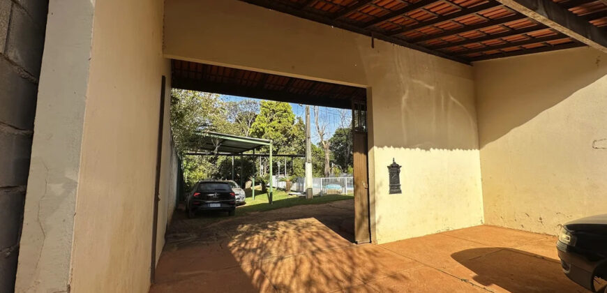 EXCELENTE CHACARA, COM LINDOS JARDINS, PARA QUEM BUSCA PAZ, TRANQUILADADE, LOCAL DE DESCANÇO, E CONTATO COM A NATUREZA, ALÉM DE UMA CASA PARA O CONFORTO FAMÍLIA.