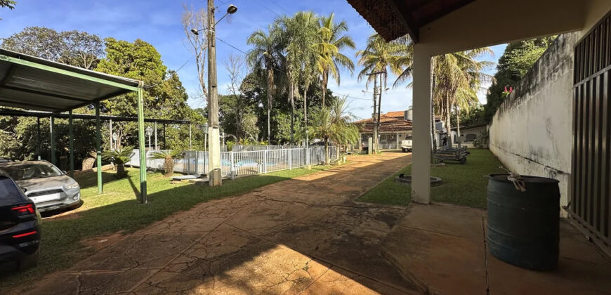 EXCELENTE CHACARA, COM LINDOS JARDINS, PARA QUEM BUSCA PAZ, TRANQUILADADE, LOCAL DE DESCANÇO, E CONTATO COM A NATUREZA, ALÉM DE UMA CASA PARA O CONFORTO FAMÍLIA.