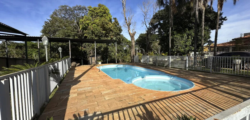EXCELENTE CHACARA, COM LINDOS JARDINS, PARA QUEM BUSCA PAZ, TRANQUILADADE, LOCAL DE DESCANÇO, E CONTATO COM A NATUREZA, ALÉM DE UMA CASA PARA O CONFORTO FAMÍLIA.