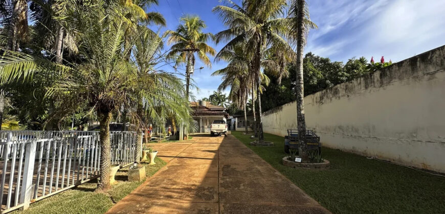 EXCELENTE CHACARA, COM LINDOS JARDINS, PARA QUEM BUSCA PAZ, TRANQUILADADE, LOCAL DE DESCANÇO, E CONTATO COM A NATUREZA, ALÉM DE UMA CASA PARA O CONFORTO FAMÍLIA.