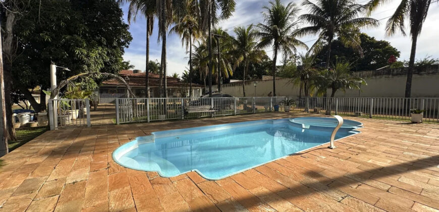 EXCELENTE CHACARA, COM LINDOS JARDINS, PARA QUEM BUSCA PAZ, TRANQUILADADE, LOCAL DE DESCANÇO, E CONTATO COM A NATUREZA, ALÉM DE UMA CASA PARA O CONFORTO FAMÍLIA.
