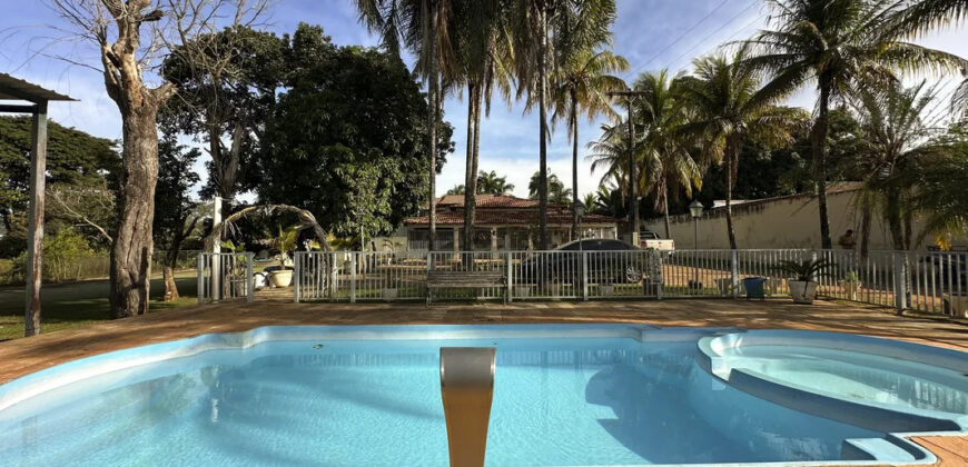 EXCELENTE CHACARA, COM LINDOS JARDINS, PARA QUEM BUSCA PAZ, TRANQUILADADE, LOCAL DE DESCANÇO, E CONTATO COM A NATUREZA, ALÉM DE UMA CASA PARA O CONFORTO FAMÍLIA.