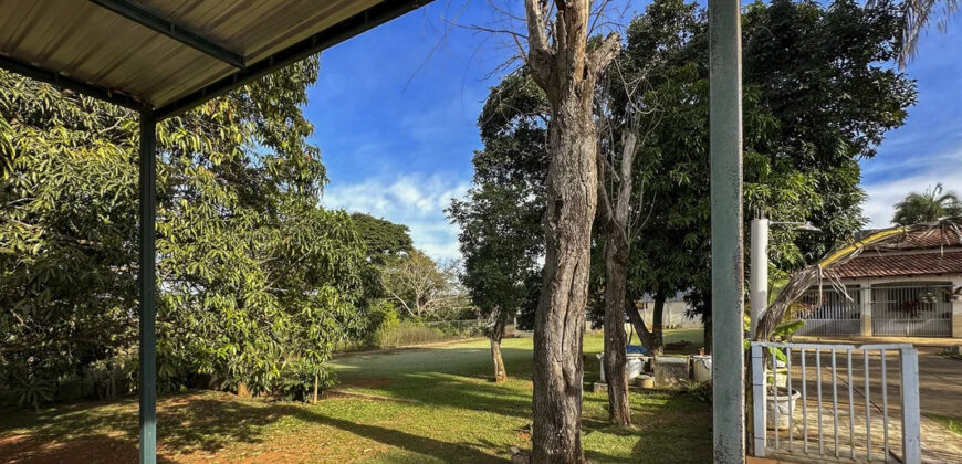 EXCELENTE CHACARA, COM LINDOS JARDINS, PARA QUEM BUSCA PAZ, TRANQUILADADE, LOCAL DE DESCANÇO, E CONTATO COM A NATUREZA, ALÉM DE UMA CASA PARA O CONFORTO FAMÍLIA.