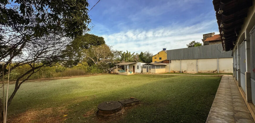 EXCELENTE CHACARA, COM LINDOS JARDINS, PARA QUEM BUSCA PAZ, TRANQUILADADE, LOCAL DE DESCANÇO, E CONTATO COM A NATUREZA, ALÉM DE UMA CASA PARA O CONFORTO FAMÍLIA.