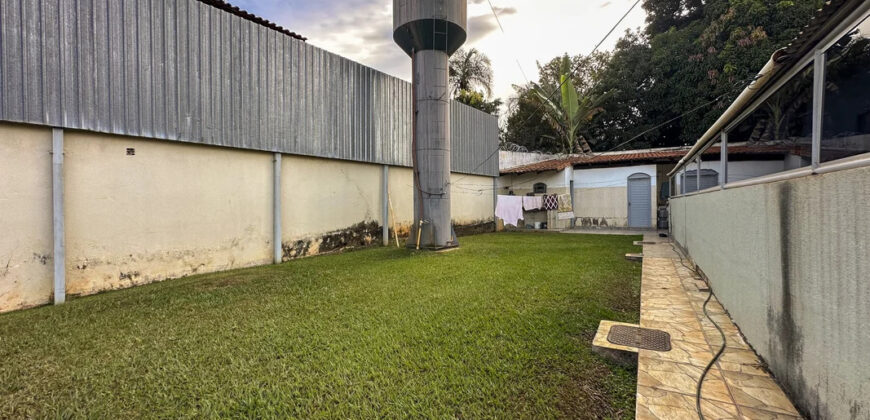 EXCELENTE CHACARA, COM LINDOS JARDINS, PARA QUEM BUSCA PAZ, TRANQUILADADE, LOCAL DE DESCANÇO, E CONTATO COM A NATUREZA, ALÉM DE UMA CASA PARA O CONFORTO FAMÍLIA.