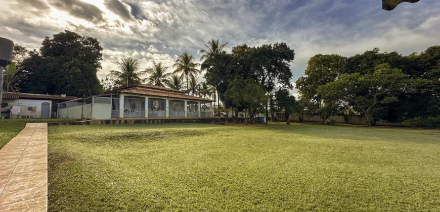 EXCELENTE CHACARA, COM LINDOS JARDINS, PARA QUEM BUSCA PAZ, TRANQUILADADE, LOCAL DE DESCANÇO, E CONTATO COM A NATUREZA, ALÉM DE UMA CASA PARA O CONFORTO FAMÍLIA.