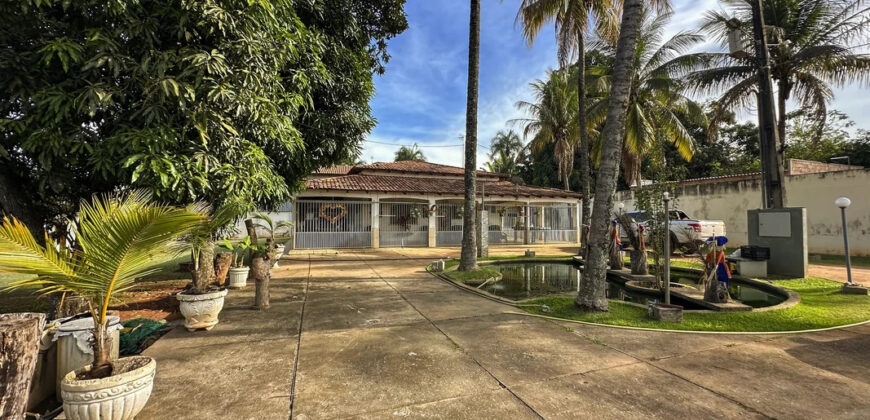 EXCELENTE CHACARA, COM LINDOS JARDINS, PARA QUEM BUSCA PAZ, TRANQUILADADE, LOCAL DE DESCANÇO, E CONTATO COM A NATUREZA, ALÉM DE UMA CASA PARA O CONFORTO FAMÍLIA.