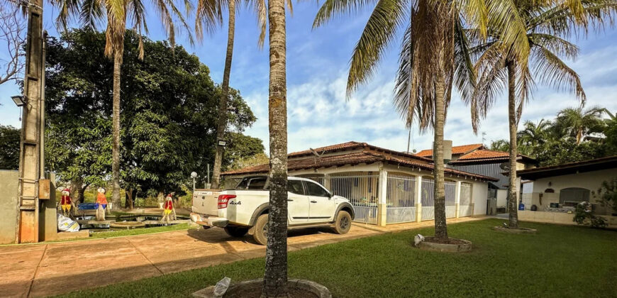 EXCELENTE CHACARA, COM LINDOS JARDINS, PARA QUEM BUSCA PAZ, TRANQUILADADE, LOCAL DE DESCANÇO, E CONTATO COM A NATUREZA, ALÉM DE UMA CASA PARA O CONFORTO FAMÍLIA.