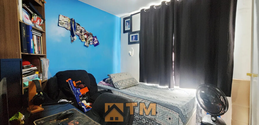 EXCELENTE APARTAMENTO TÉRREO, NO CONDOMÍNIO JARDINS DAS ACÁCIAS, PRÓXIMO A MERCADOS, FARMÁCIAS, POSTOS DE GASOLINA E PADARIAS, CONTA COM PORTARIA E RONDA 24HRS, E OFERECE CONFORTO E LAZER NOS PLAYGROUNDS PARA CRIANÇAS, CHURRASQUEIRA, QUADRA ESPORTIVA E SALA DE JOGOS.