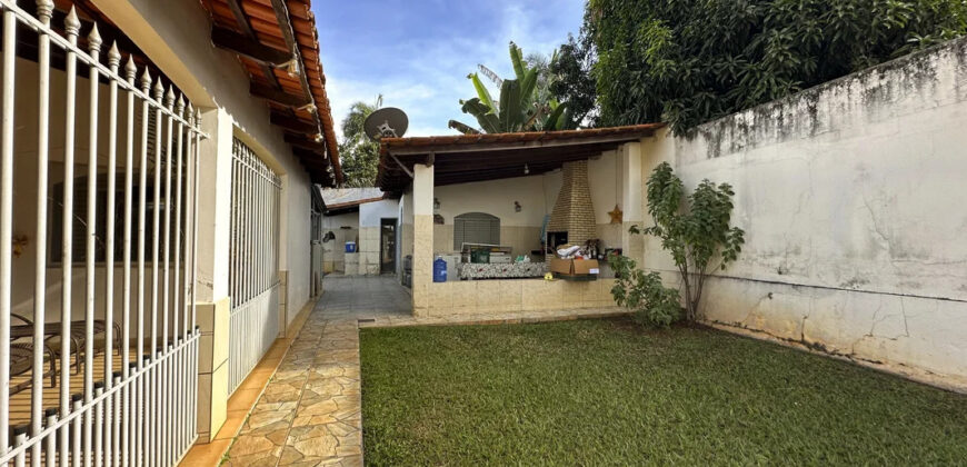 EXCELENTE CHACARA, COM LINDOS JARDINS, PARA QUEM BUSCA PAZ, TRANQUILADADE, LOCAL DE DESCANÇO, E CONTATO COM A NATUREZA, ALÉM DE UMA CASA PARA O CONFORTO FAMÍLIA.