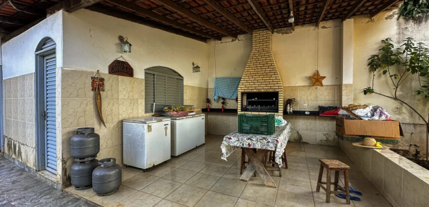 EXCELENTE CHACARA, COM LINDOS JARDINS, PARA QUEM BUSCA PAZ, TRANQUILADADE, LOCAL DE DESCANÇO, E CONTATO COM A NATUREZA, ALÉM DE UMA CASA PARA O CONFORTO FAMÍLIA.