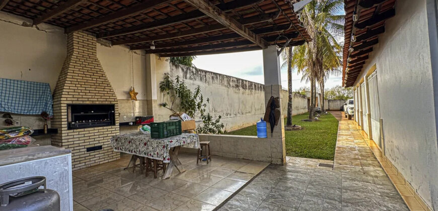 EXCELENTE CHACARA, COM LINDOS JARDINS, PARA QUEM BUSCA PAZ, TRANQUILADADE, LOCAL DE DESCANÇO, E CONTATO COM A NATUREZA, ALÉM DE UMA CASA PARA O CONFORTO FAMÍLIA.