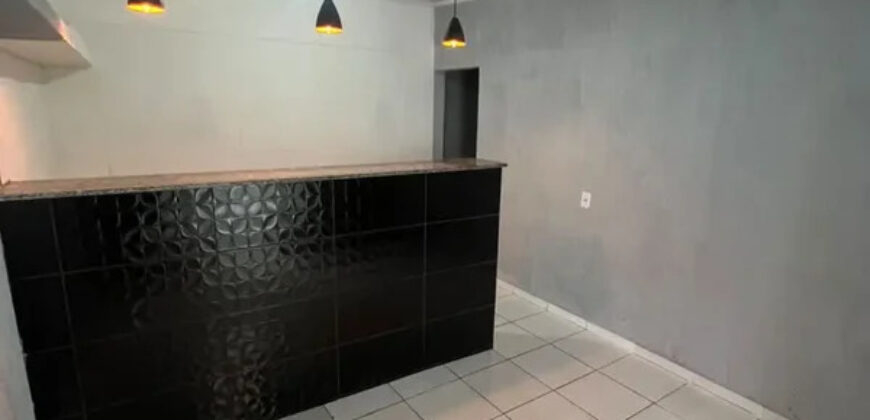 CASA DE ESQUINA, COM 2 QUARTOS, BEM LOCALIZADA, PINTURA NOVA, PRONTA PARA MORAR! NO BAIRRO SETOR TRADICIONAL, EM SÃO SEBASTIÃO/DF.