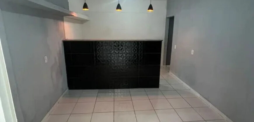 CASA DE ESQUINA, COM 2 QUARTOS, BEM LOCALIZADA, PINTURA NOVA, PRONTA PARA MORAR! NO BAIRRO SETOR TRADICIONAL, EM SÃO SEBASTIÃO/DF.