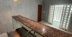 CASA DE ESQUINA, COM 2 QUARTOS, BEM LOCALIZADA, PINTURA NOVA, PRONTA PARA MORAR! NO BAIRRO SETOR TRADICIONAL, EM SÃO SEBASTIÃO/DF.