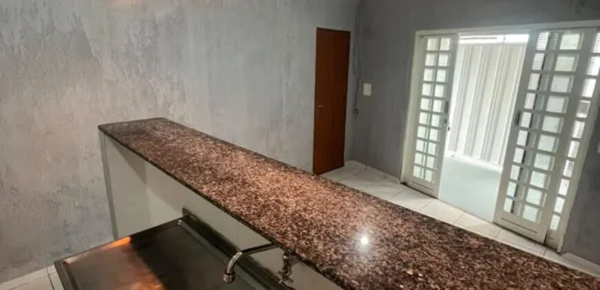CASA DE ESQUINA, COM 2 QUARTOS, BEM LOCALIZADA, PINTURA NOVA, PRONTA PARA MORAR! NO BAIRRO SETOR TRADICIONAL, EM SÃO SEBASTIÃO/DF.
