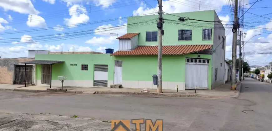 EXCELENTE SOBRADO DE ESQUINA NA QUADRA 104 DO BAIRRO RESIDENCIAL OESTE EM SÃO SEBASTIÃO DF. SÃO 3 MORADIAS COM ENTRADA INDEPENDENTE.