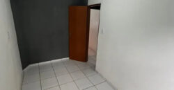 CASA DE ESQUINA, COM 2 QUARTOS, BEM LOCALIZADA, PINTURA NOVA, PRONTA PARA MORAR! NO BAIRRO SETOR TRADICIONAL, EM SÃO SEBASTIÃO/DF.