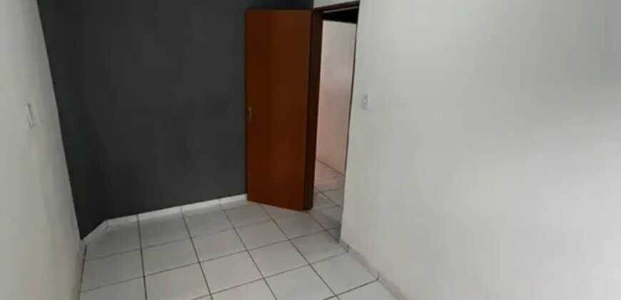 CASA DE ESQUINA, COM 2 QUARTOS, BEM LOCALIZADA, PINTURA NOVA, PRONTA PARA MORAR! NO BAIRRO SETOR TRADICIONAL, EM SÃO SEBASTIÃO/DF.