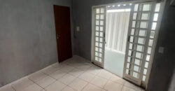 CASA DE ESQUINA, COM 2 QUARTOS, BEM LOCALIZADA, PINTURA NOVA, PRONTA PARA MORAR! NO BAIRRO SETOR TRADICIONAL, EM SÃO SEBASTIÃO/DF.