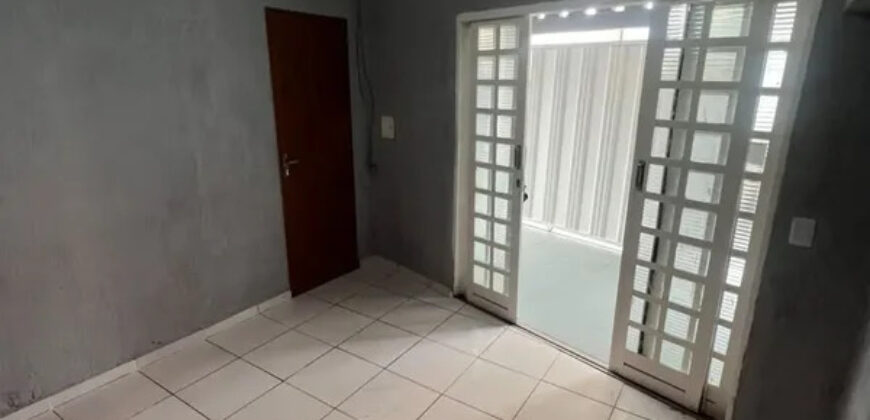 CASA DE ESQUINA, COM 2 QUARTOS, BEM LOCALIZADA, PINTURA NOVA, PRONTA PARA MORAR! NO BAIRRO SETOR TRADICIONAL, EM SÃO SEBASTIÃO/DF.