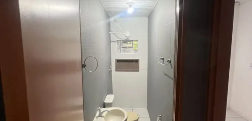 CASA DE ESQUINA, COM 2 QUARTOS, BEM LOCALIZADA, PINTURA NOVA, PRONTA PARA MORAR! NO BAIRRO SETOR TRADICIONAL, EM SÃO SEBASTIÃO/DF.