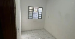 CASA DE ESQUINA, COM 2 QUARTOS, BEM LOCALIZADA, PINTURA NOVA, PRONTA PARA MORAR! NO BAIRRO SETOR TRADICIONAL, EM SÃO SEBASTIÃO/DF.