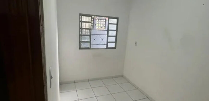 CASA DE ESQUINA, COM 2 QUARTOS, BEM LOCALIZADA, PINTURA NOVA, PRONTA PARA MORAR! NO BAIRRO SETOR TRADICIONAL, EM SÃO SEBASTIÃO/DF.