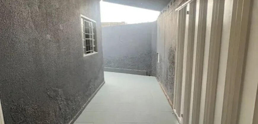 CASA DE ESQUINA, COM 2 QUARTOS, BEM LOCALIZADA, PINTURA NOVA, PRONTA PARA MORAR! NO BAIRRO SETOR TRADICIONAL, EM SÃO SEBASTIÃO/DF.
