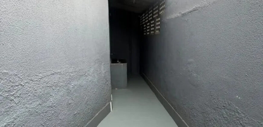 CASA DE ESQUINA, COM 2 QUARTOS, BEM LOCALIZADA, PINTURA NOVA, PRONTA PARA MORAR! NO BAIRRO SETOR TRADICIONAL, EM SÃO SEBASTIÃO/DF.