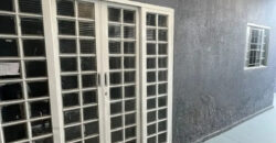 CASA DE ESQUINA, COM 2 QUARTOS, BEM LOCALIZADA, PINTURA NOVA, PRONTA PARA MORAR! NO BAIRRO SETOR TRADICIONAL, EM SÃO SEBASTIÃO/DF.