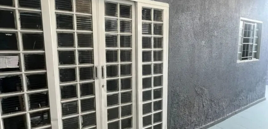 CASA DE ESQUINA, COM 2 QUARTOS, BEM LOCALIZADA, PINTURA NOVA, PRONTA PARA MORAR! NO BAIRRO SETOR TRADICIONAL, EM SÃO SEBASTIÃO/DF.