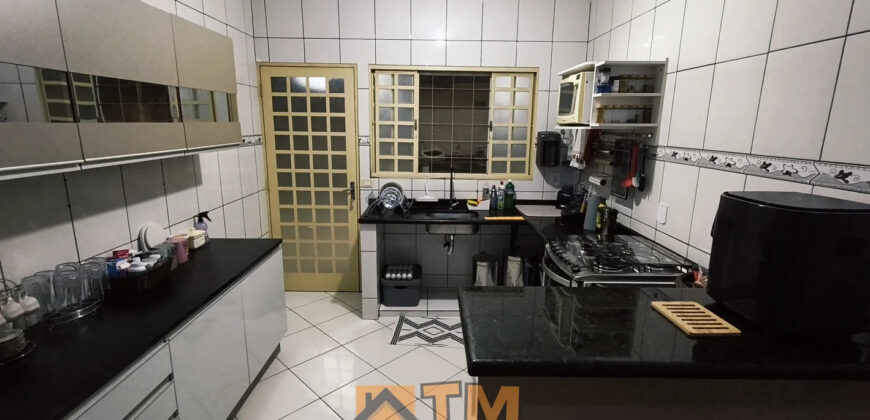 MARAVILHOSA CASA, TODA NA LAJE, COM ESTRUTURA PARA MAIS UM PAVIMENTO, ARMÁRIOS , BEM LOCALIZADA, PINTURA NOVA, PRONTA PARA MORAR! NO BAIRRO RESIDENCIAL OESTE, EM SÃO SEBASTIÃO/DF.