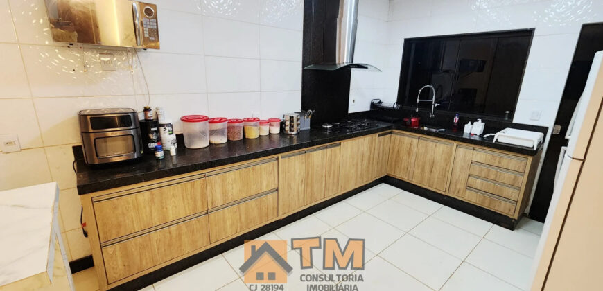 MARAVILHOSA CASA, COM FINO ACABAMENTO, ARMÁRIOS PLANEJADOS, AUTOMAÇÃO, PISCINA AQUECIDA, CHURRASQUEIRA, PRONTA PARA MORAR!