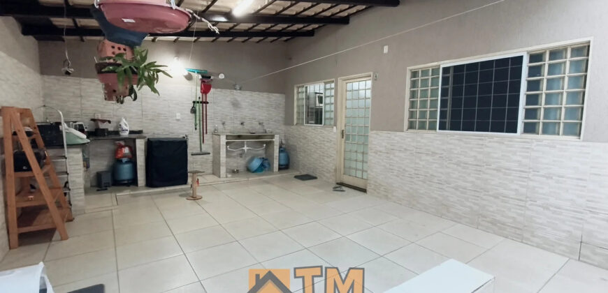 MARAVILHOSA CASA, TODA NA LAJE, COM ESTRUTURA PARA MAIS UM PAVIMENTO, ARMÁRIOS , BEM LOCALIZADA, PINTURA NOVA, PRONTA PARA MORAR! NO BAIRRO RESIDENCIAL OESTE, EM SÃO SEBASTIÃO/DF.
